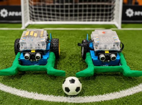 Robots futboleros preparados para jugar un partido.