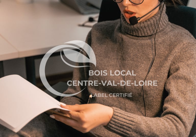 une femme avec un pull gris avec un casque d'appel 