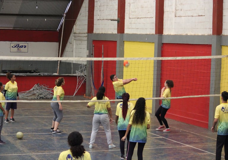 Alunos do S.I.M. praticando esportes