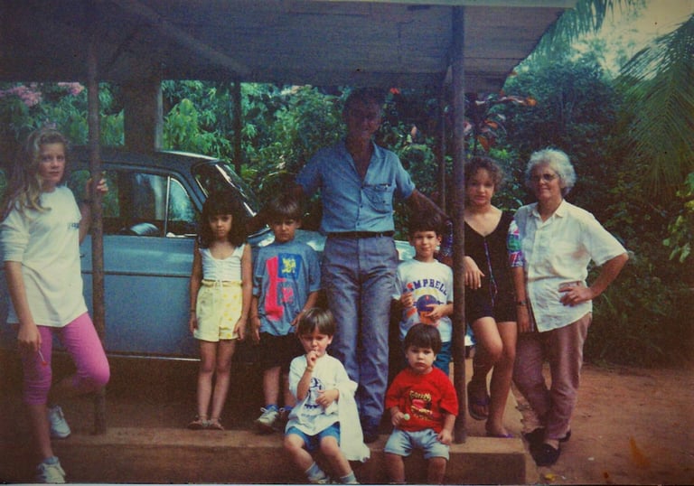Elbe e Elydia posam com seus netos e sua variant em Itapira no começo dos anos 1990.
