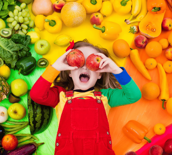 copil cu fructe