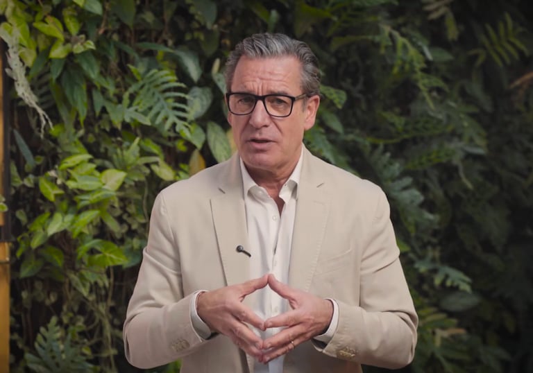 Homem dando aula com um fundo de plantas