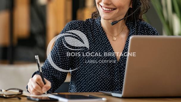 une femme assise à un bureau avec un stylo et un crayon