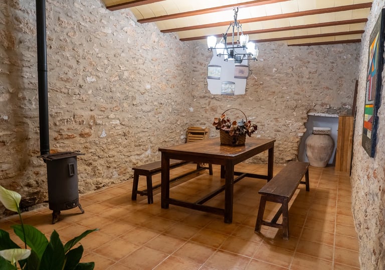Sala de reuniones en la planta baja de Carmens Rural, Sant Jordi