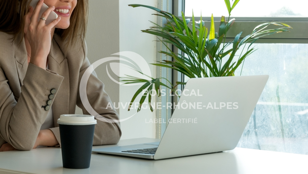 une femme en tailleur parlant au téléphone portable