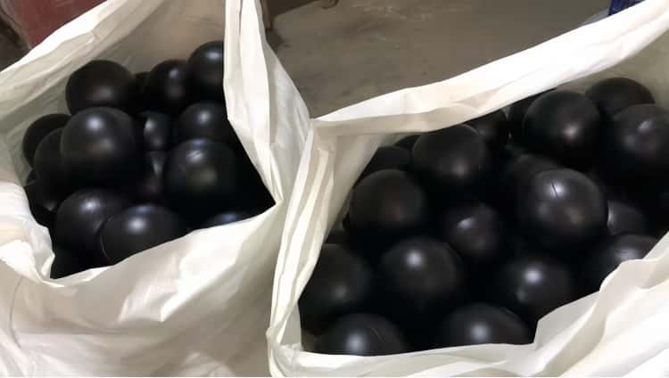 Conditionnement des shade balls en sacs prêt à l'installation