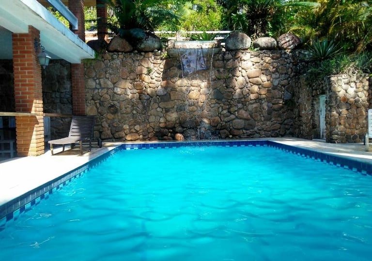 Piscina com cascata e jacuzzi aquecida