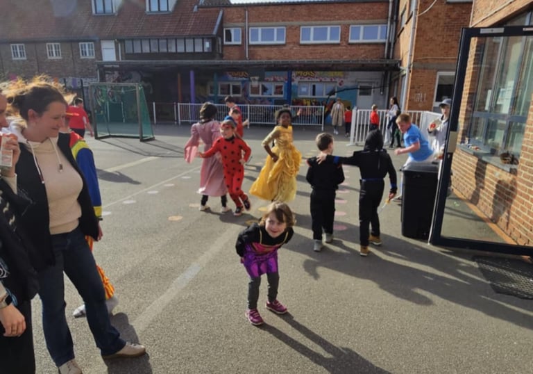 élèves qui jouent pendant la fête du carnaval