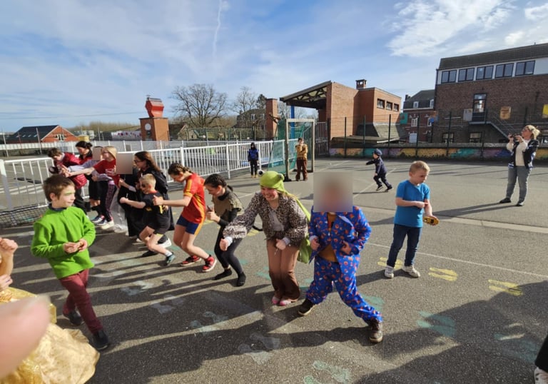 élèves qui dansent ensemble