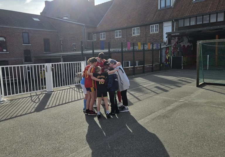 élèves unis dans la cour de récréation
