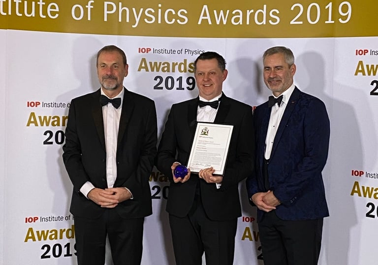 simon hewitt receiving a physics teacher award from the institute of physics 