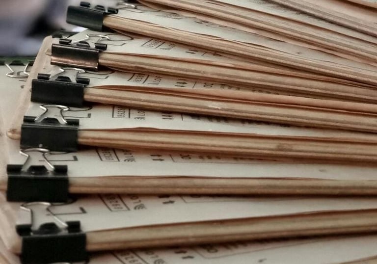 Una pila de documentos sujetos con clips