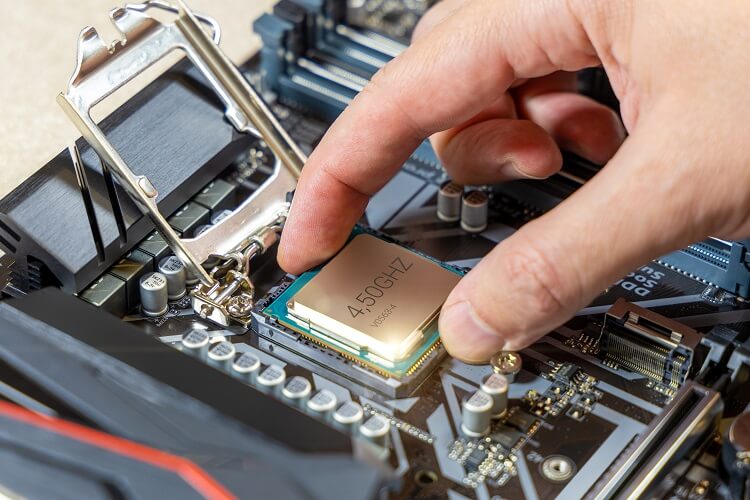 Técnico de informática em Lisboa a instalar processador de computador