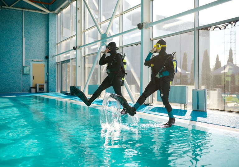 Zwei Männer steigen in den Pool Specialdive