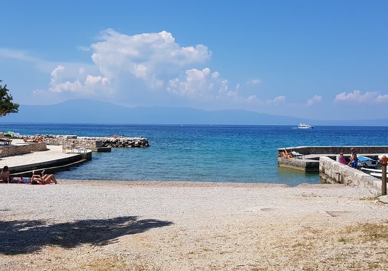 Strand und Bucht in Malinska auf der Insel Krk