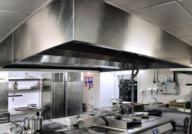 Sistema de exaustão em cozinha industrial; inspeção e laudo técnico.