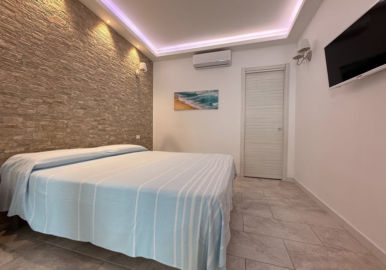 Camera da letto di appartamento vacanze con aria condizionata a Longobardi Marina