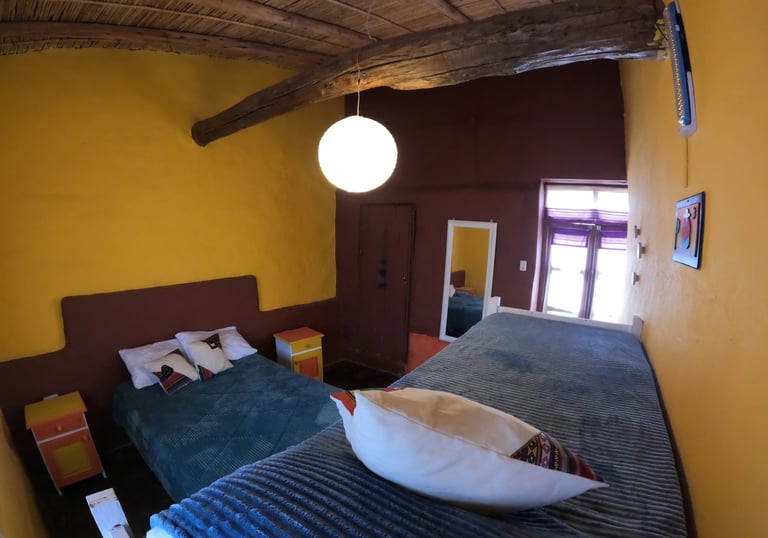 habitación doble con baño privado, ideal para parejas incluye toallas, ropa de cama