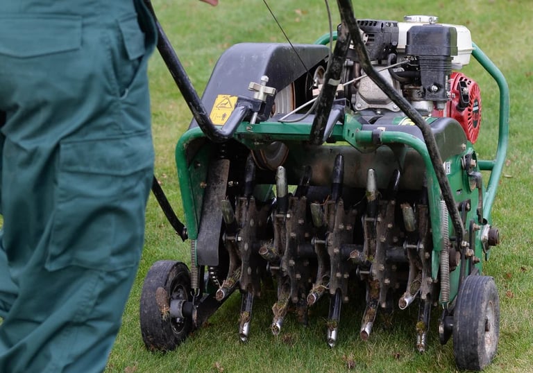 Изравняване и профилиране на тревна площ с столове и маса до вътрешен двор в Пловдив.