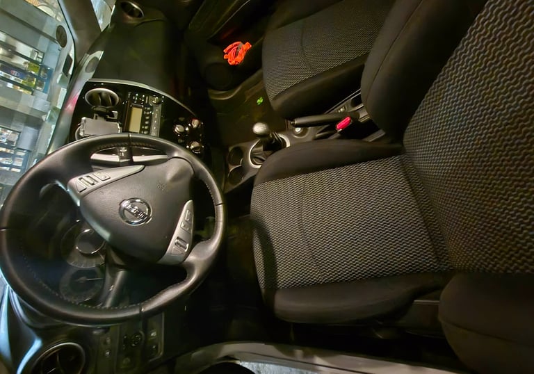 Przedni fotel po praniu z dobrym wypłukaniem. Plamy całkowicie zniknęłuy.