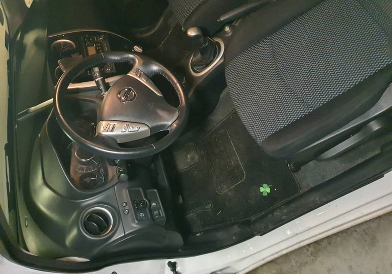 Przedni fotel z zaciekami i brudna tapicerka przed praniem.