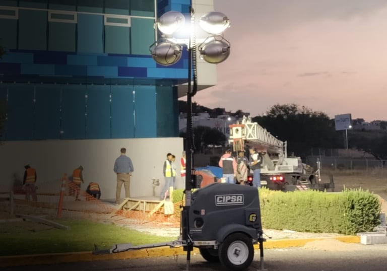 Torre de iluminación móvil CIPSA para construcción y eventos nocturnos en Querétaro