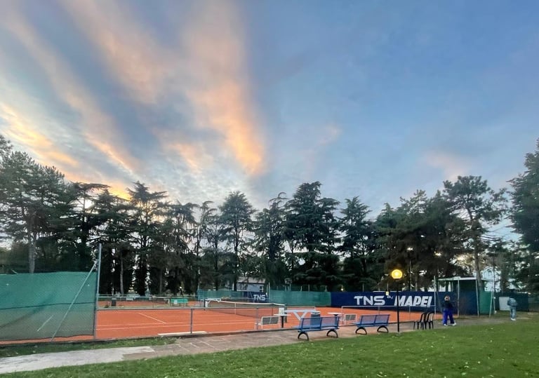 Campo da tennis in terra rossa presso il Centro Tennis Aeronautica, Milano.