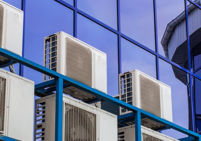 a bunch of air conditioners are shown in this picture