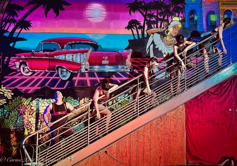 Artistes de La Troupe du BaréKa en scène lors d’un numéro cabaret festif.