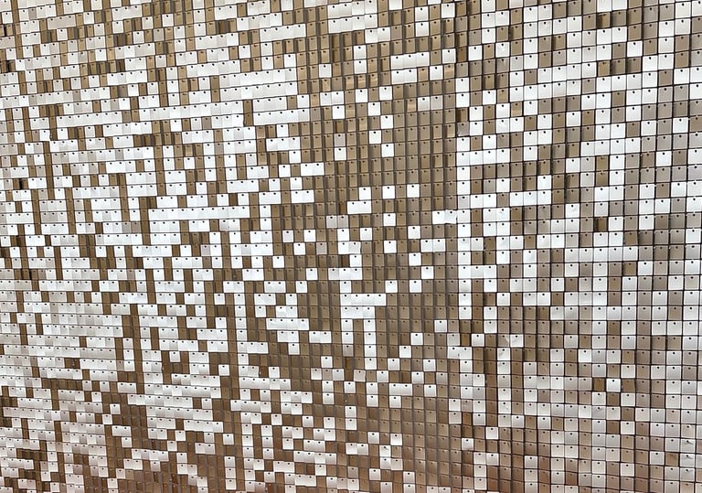 Blizgi auksinė foto siena