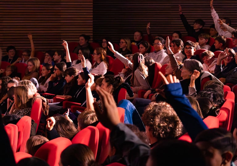 théâtre lors de l'événement de lutte contre le harcèlement scolaire harc'event public