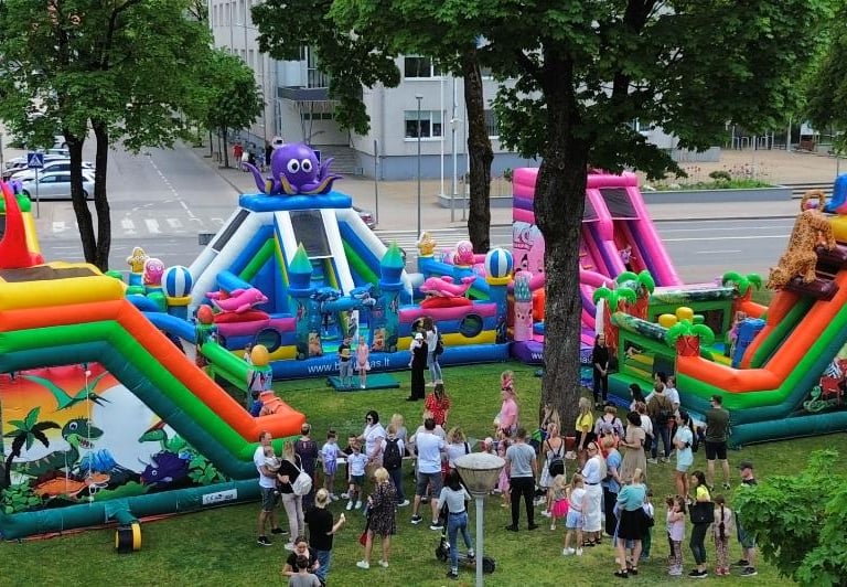 Pagal individualų 3D projektą pagamintas realus pripučiamų batutų parkas renginio metu