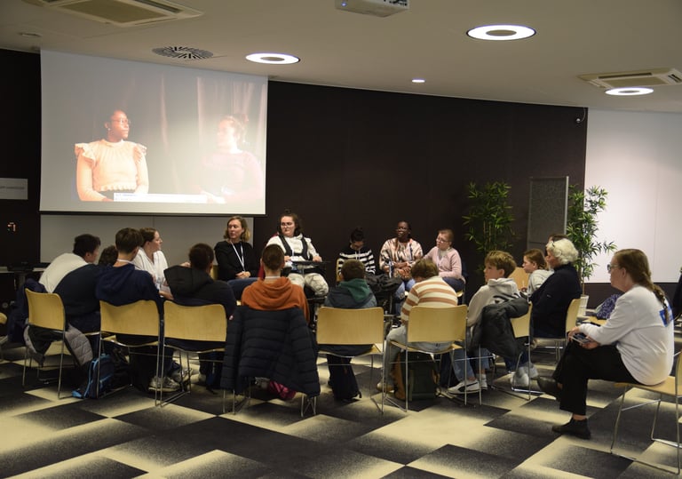 APF handicap et élève echangeant lors d'un atleier sur la place des handicapés