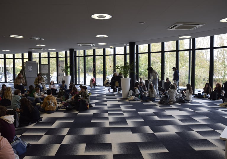 les élèves dejeunant lors de l'événement harc event, journée de lutte contrre le harcèlement scolair