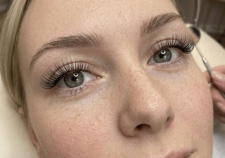 Wimperextensions Word elke dag wakker met een frisse, kant-en-klare look by PMU & LASH by Saranya