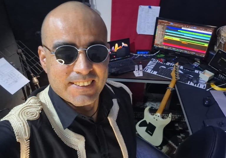 Bendeq Smiling while Composition & songwriting