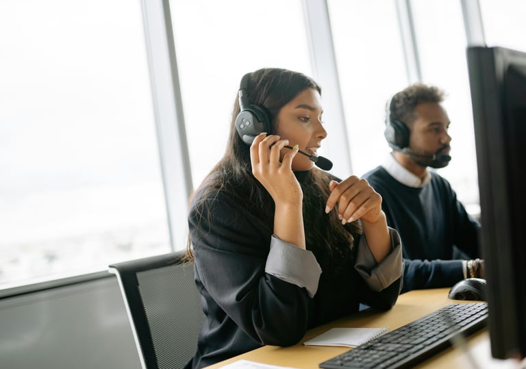 pessoa com headphone prestando suporte via telefone