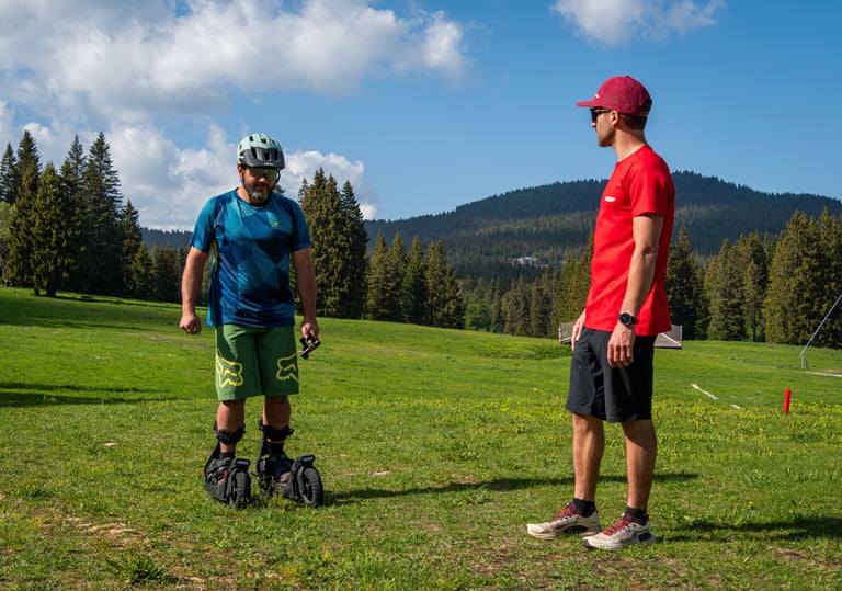 Activités sensationnelle du Skwheel à découvrir entre amis ou en famille à Autrans dans le Vercors
