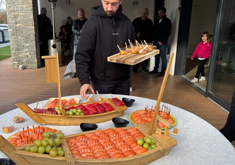 un sushi perfectament presentat en un cátering 