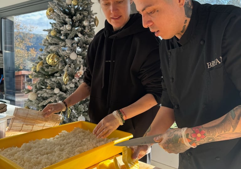 dos xef privats del càtering Rollo Privado cuinant un evento de sushi