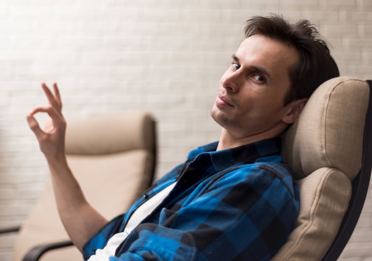 jeune homme heureux d'être soulagé par l'hypnose