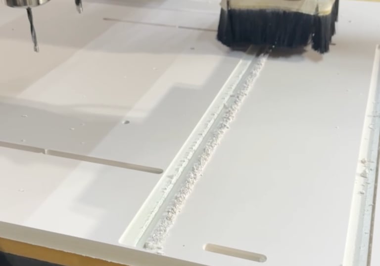 CNC Cortando y Ranurando Panel de PVC