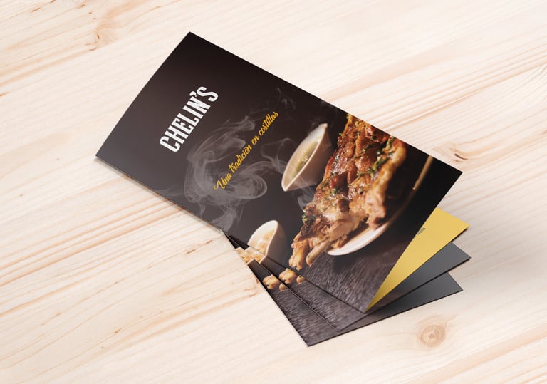 Diseño de un menú en forma de tríptico, con imagen de una pizza caliente