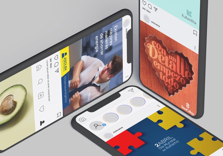 Tres pantallas de móvil en distintas posiciones mostrando distintas campañas en redes sociales