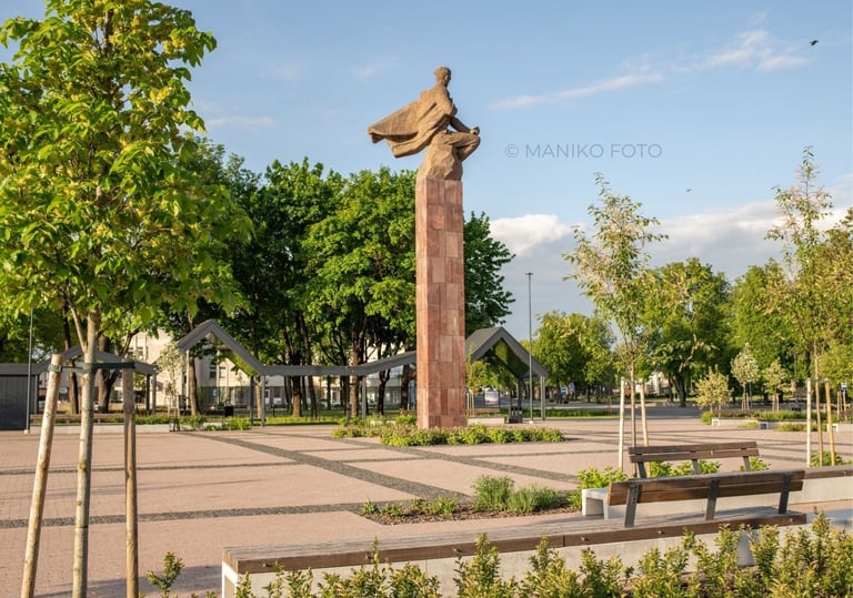 Paminklas poetui Juliui Janoniui, Janonio aikštė, Biržai