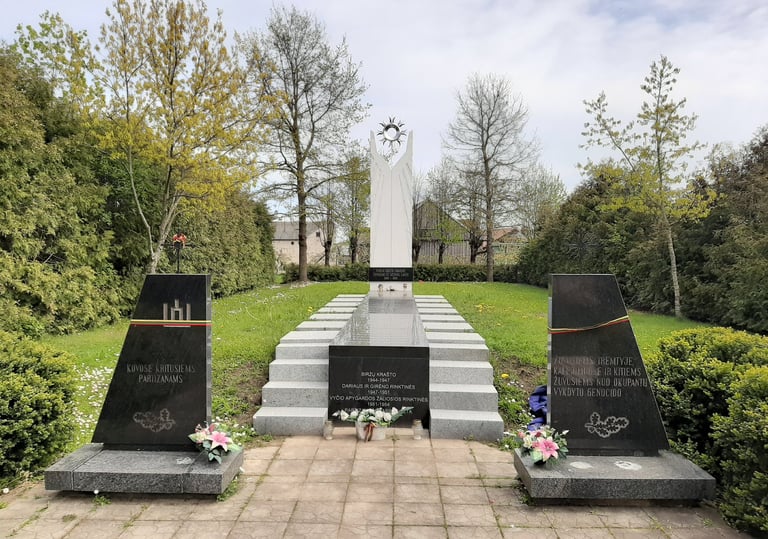 Memorialas Papilio krašto partizanams ir tremtiniams, Lietuvos partizanų kapas