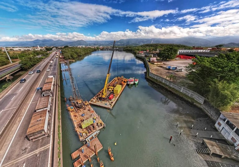 Obras com balsa em canal