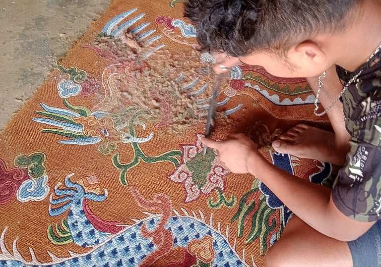 hand cutting high quality handmade Nepalese carpet - himalayacarpetnepal.com