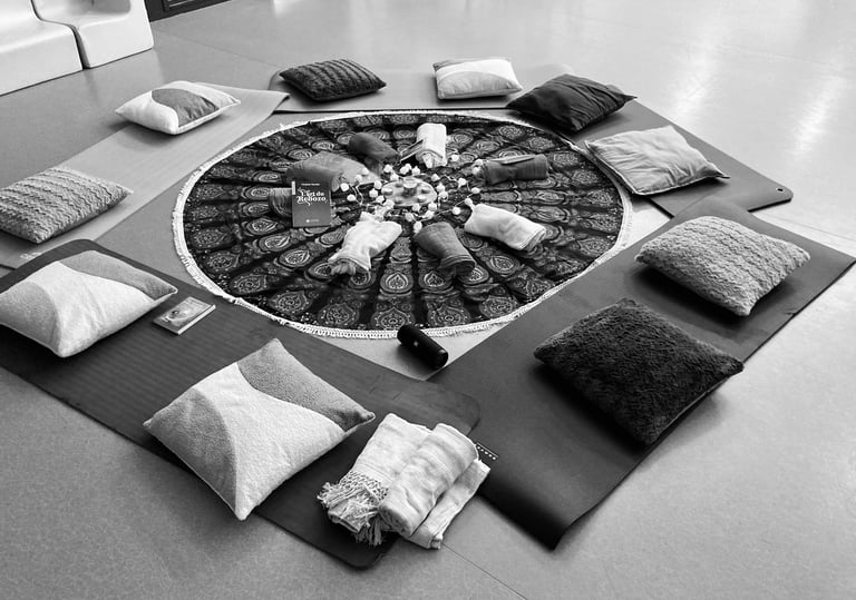 Image d'un tissu de cercle avec mandala et coussins en cercle autour