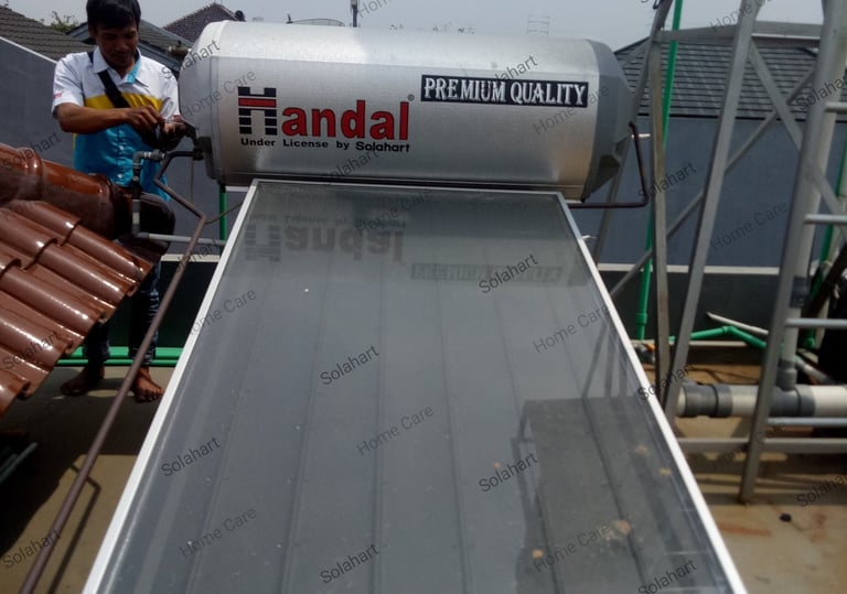 Team solahart HomeCare melakukan service perawatan